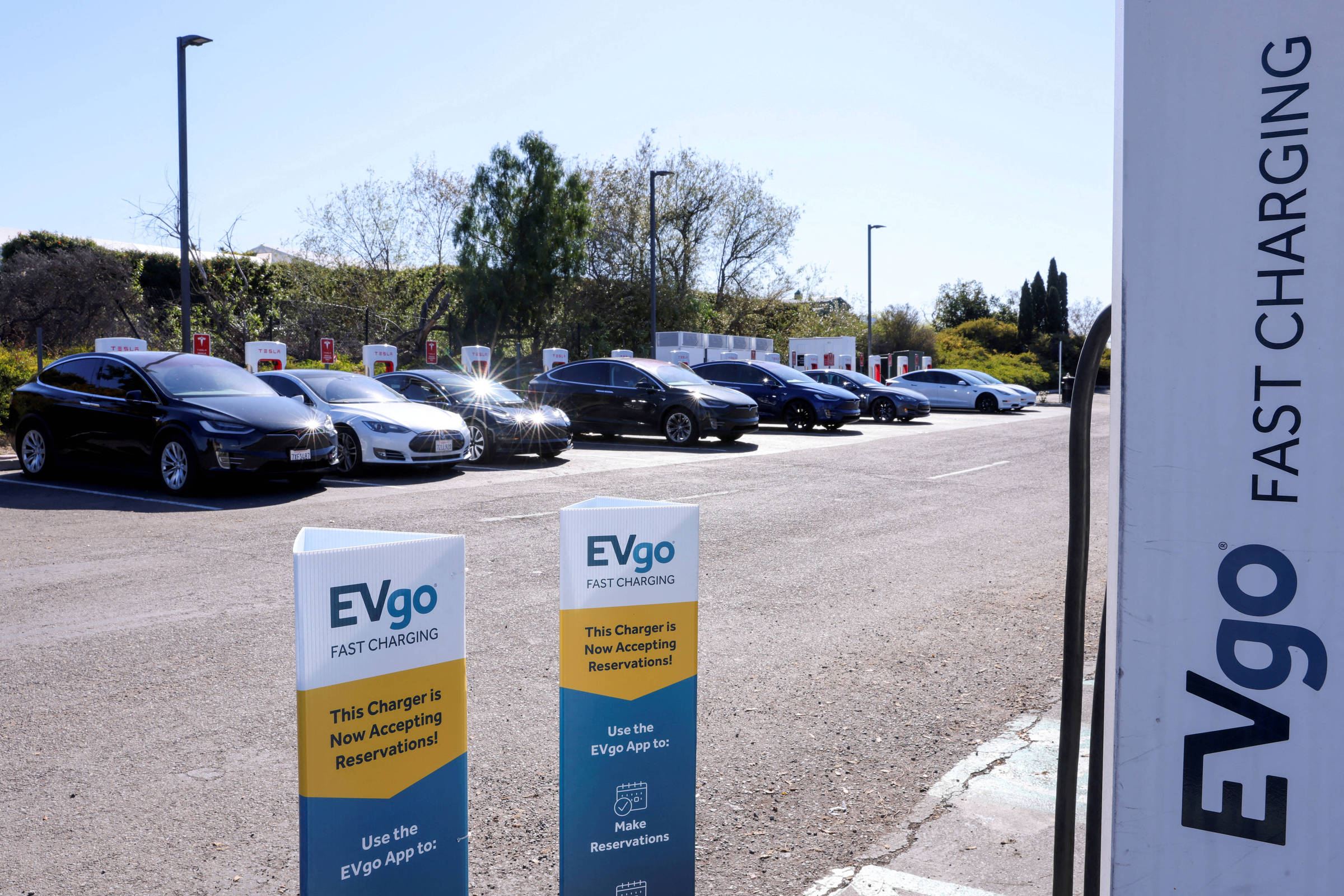 Vendas de carros elétricos usados avançam nos EUA com gasolina acima de US$ 4 por galão - Imagem do artigo