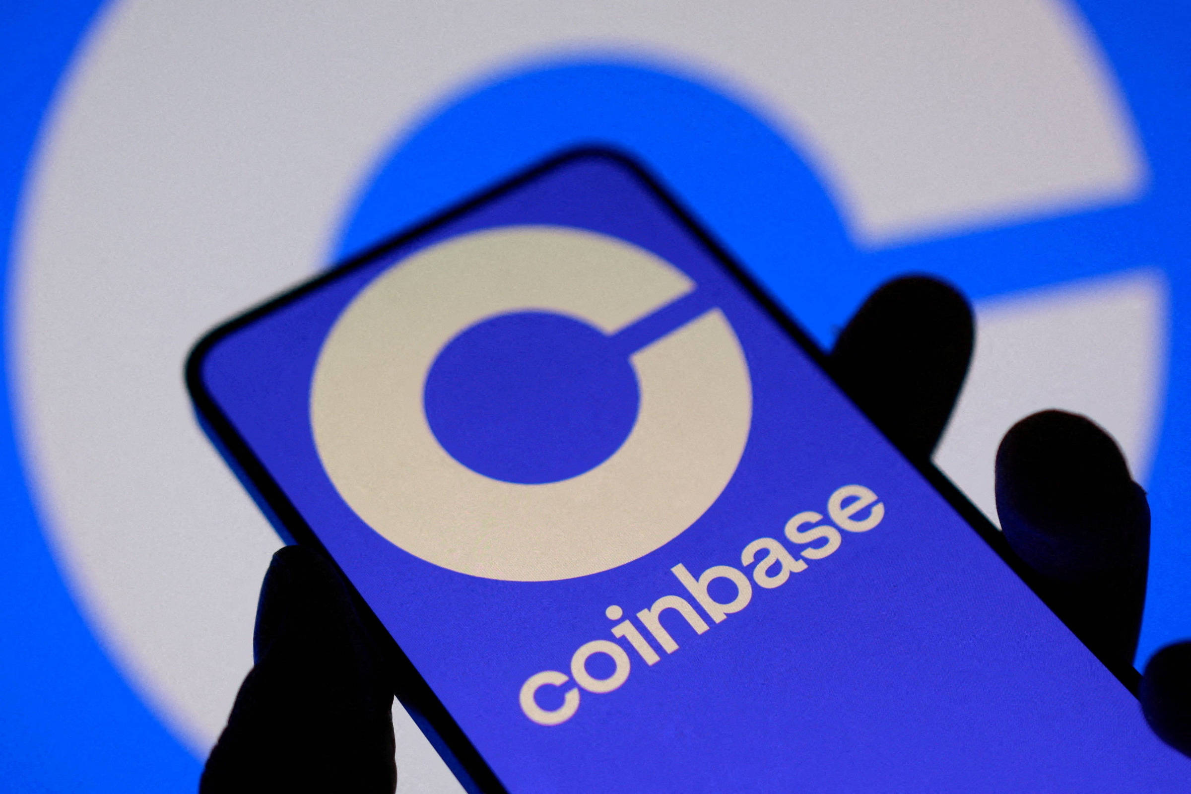 Coinbase demite 700 funcionários para reduzir custos e focar em inteligência artificial - Imagem do artigo