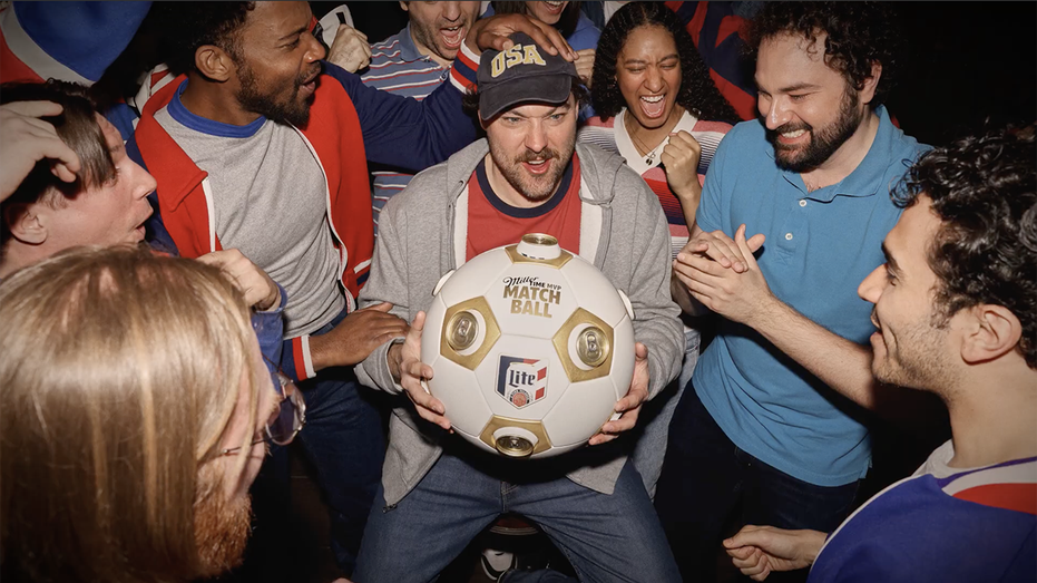 Copa do Mundo 2026 faz Miller Lite lançar “bola-geladeira” e acende disputa por consumidores de cerveja - Imagem do artigo original