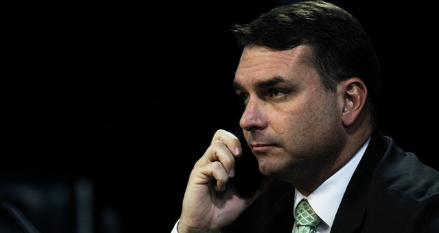 Tesouro Direto devolve parte da alta; juros prefixados recuam após ruído político 4 Ibovespa recua quase 2% após áudio com Flávio Bolsonaro; dólar tem maior alta diária desde dezembro