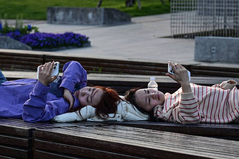 China responsabiliza empresas por danos emocionais causados por IAs “humanizadas” e acende alerta regulatório - Imagem do artigo original