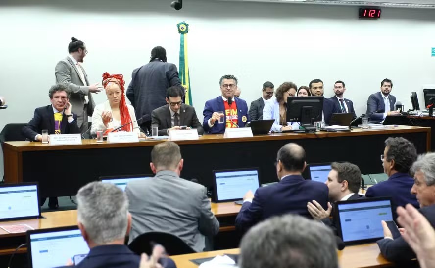 PEC da jornada de 40 horas avança na Câmara e põe custo das empresas no radar - Imagem do artigo