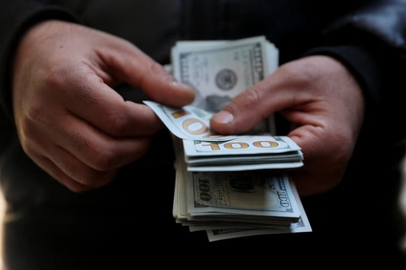Janela para comprar dólar perto de R$ 5 fica estreita após alta puxada por juros nos EUA e risco eleitoral - Imagem do artigo