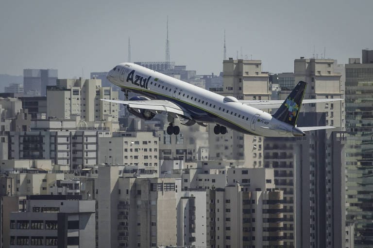 Azul corta 5% da malha aérea para enfrentar alta do combustível e acende alerta no setor - Imagem do artigo original