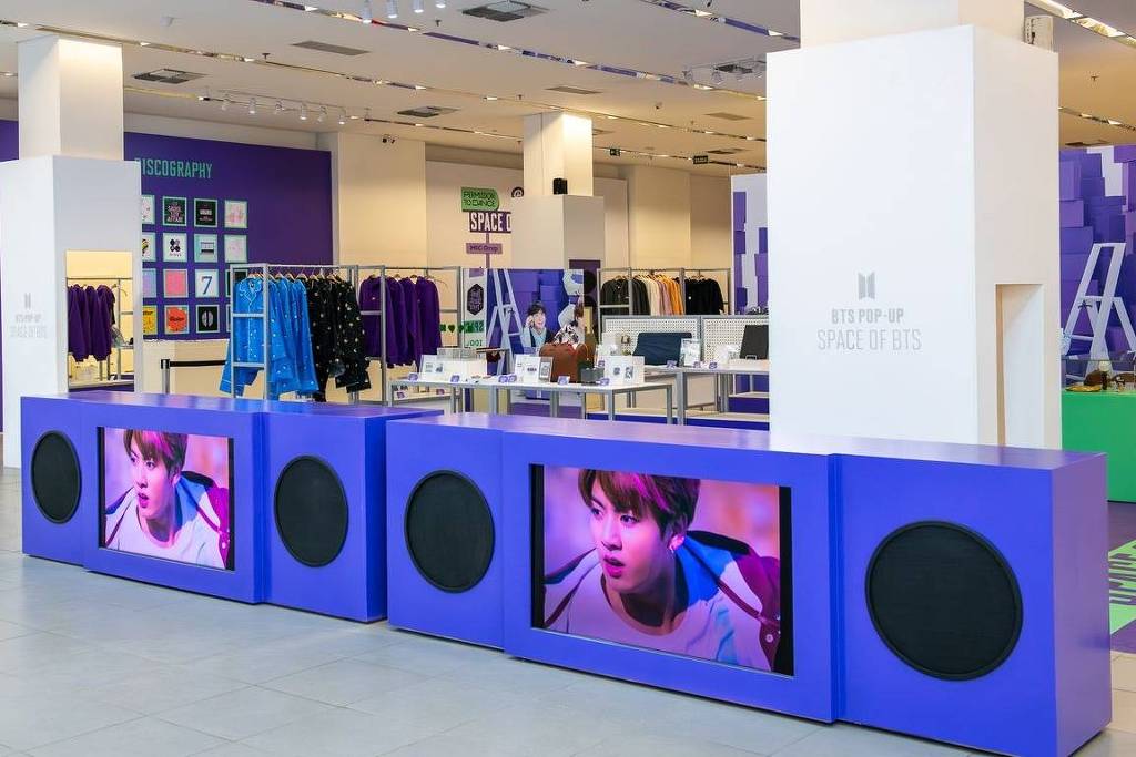 Fãs reclamam de atraso na entrega de produtos comprados em pop-up oficial do BTS em São Paulo