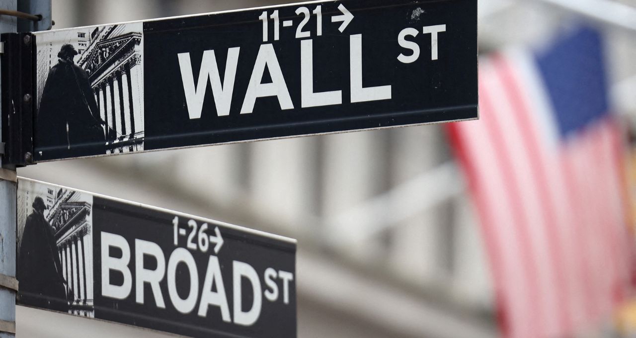 Wall Street recua mais de 1% após payroll fraco, tarifaço de Trump e nova tensão com o Fed - Imagem do artigo original
