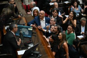 Câmara argentina aprova reforma trabalhista de Milei sob protestos e greve geral