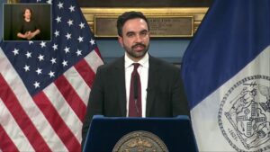 Moradores de Nova York acusam prefeito Mamdani de trair promessa de moradia popular ao cogitar aumento do imposto predial
