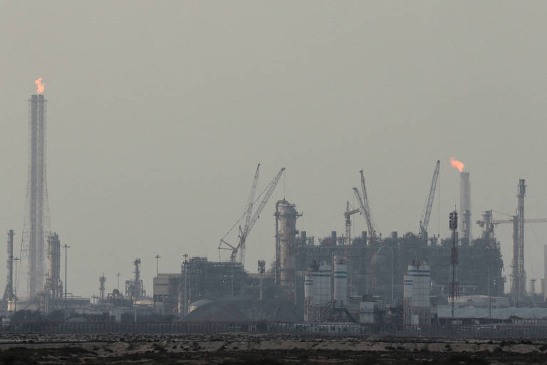Shell e TotalEnergies notificam clientes sobre força maior após suspensão de GNL do Qatar - Imagem do artigo original