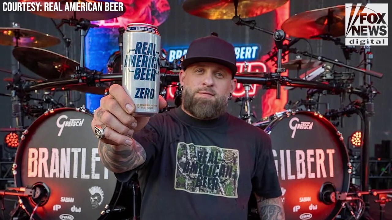Brantley Gilbert vira sócio da Real American Beer e lança cerveja sem álcool inspirada em Hulk Hogan - Imagem do artigo original