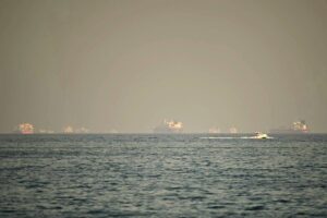 Ataques ao Irã imobilizam 150 petroleiros no Golfo Pérsico