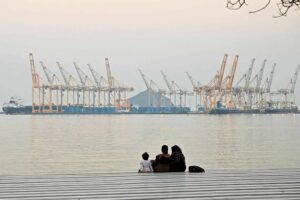 Preço do petróleo salta depois de ataques de EUA e Israel ao Irã
