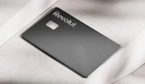 Revolut lança cartão Ultra com Visa Infinite, salas VIP ilimitadas e até 3 pontos por dólar