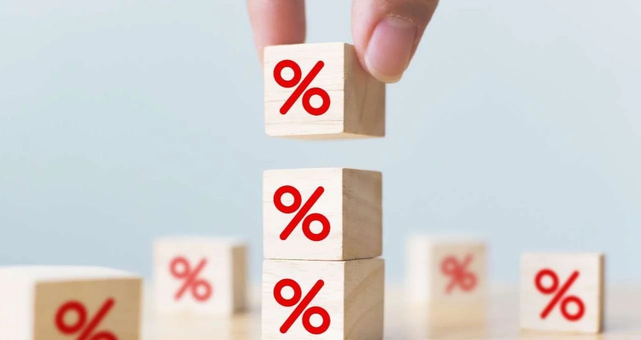 Juros futuros disparam mais de 30 pontos-base com petróleo a US$ 100; DI para janeiro de 2027 encosta em 14,01%