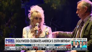 Dolly Parton abre 41ª temporada da Dollywood e garante novos projetos: “Não estou nem perto de parar”