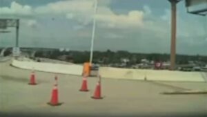 Motorista processa Tesla após Cybertruck quase cair de viaduto com piloto automático, diz ação