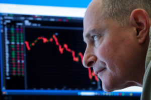 Tesouro vende R$ 43 bilhões em títulos para conter alta dos juros após pânico no mercado