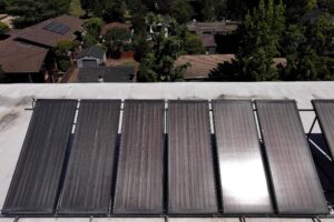 Instalações de energia solar nos EUA caem 14% em 2025 após mudanças na política federal