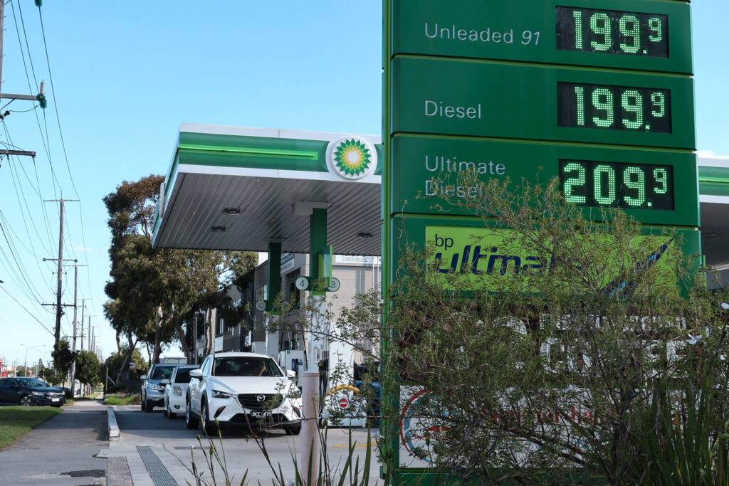 [Mercado Financeiro] Guerra no Irã pressiona energia e pode triplicar inflação global para até 6%