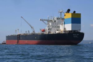 Petróleo volta a ultrapassar US$ 100 após Israel anunciar morte de chefe naval iraniano