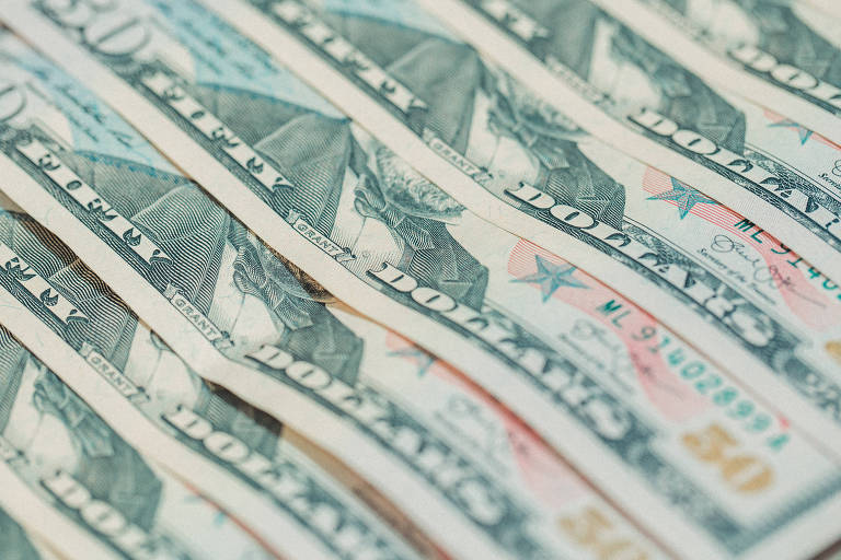 Dólar recua na abertura após corte da Selic para 14,5% ao ano - Imagem do artigo original