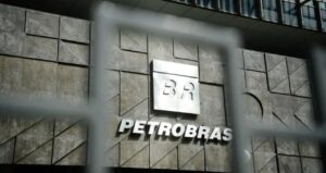 ADRs da Petrobras recuam em Nova York após queda superior a 10% do petróleo WTI