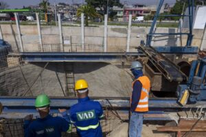 Colunista ressalta que renda mínima precisa ser acompanhada de infraestrutura para superar a escassez