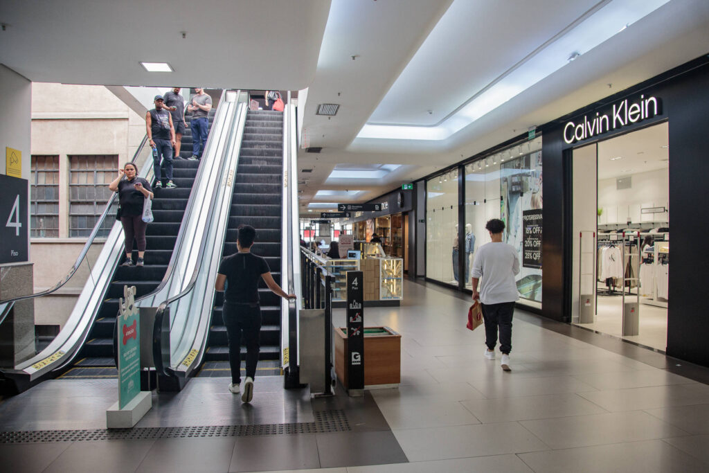 [Mercado Financeiro] Queda de público e avanço do e-commerce pressionam shoppings a rever horários de funcionamento