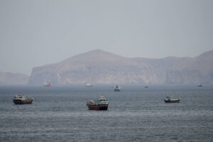 Petroleiros usam brechas temporárias e rotas alternativas para deixar o golfo sob cerco iraniano