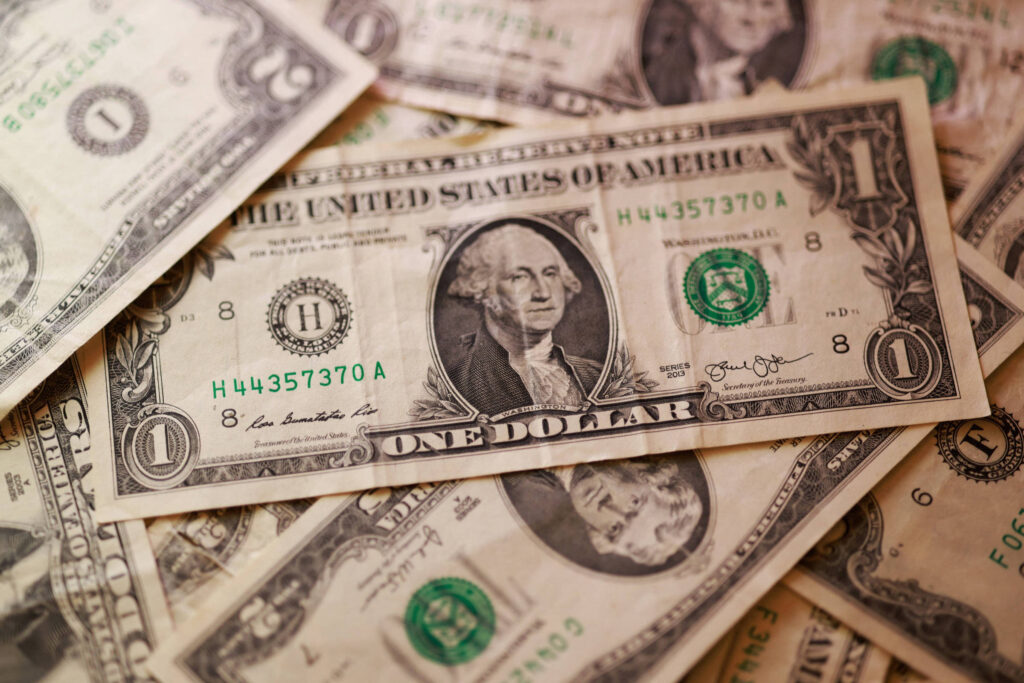 [Mercado Financeiro] Dólar volta a superar R$ 5 com expectativa por decisões de Copom e Fed