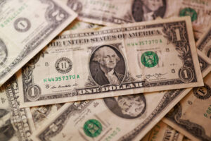 Dólar volta a superar R$ 5 com expectativa por decisões de Copom e Fed