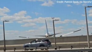 Avião da United com 221 passageiros acerta poste e caminhão na aproximação a Newark