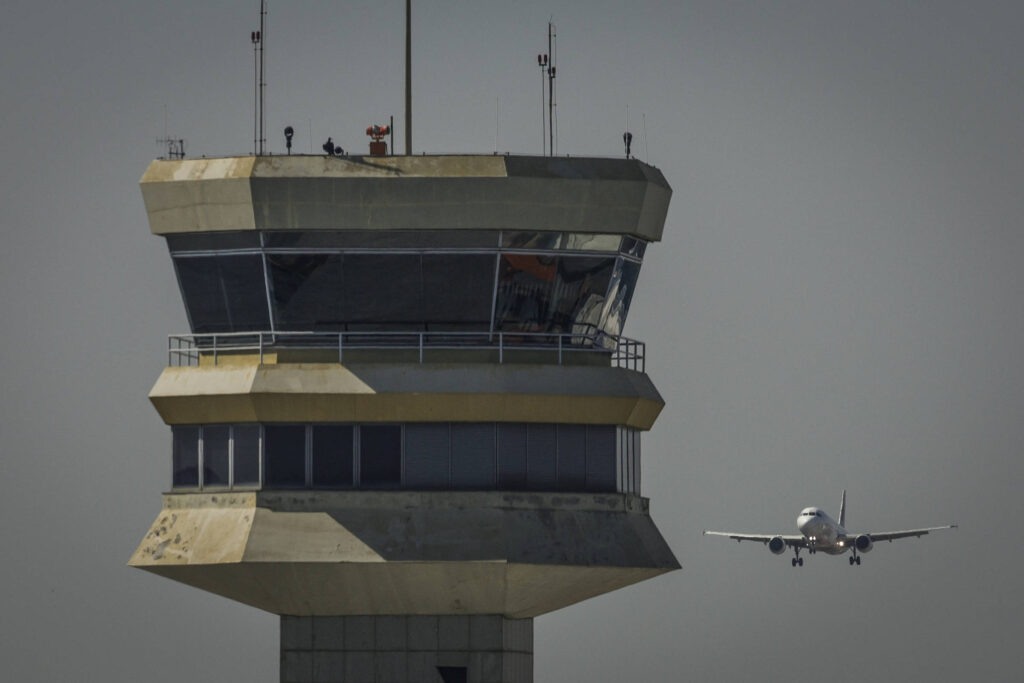 [Mercado Financeiro] Escalada no Oriente Médio encarece combustível e leva companhias aéreas a reduzir voos no Brasil