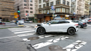 Waymo promove recall de quase 3,8 mil robotáxis após falha em pista alagada