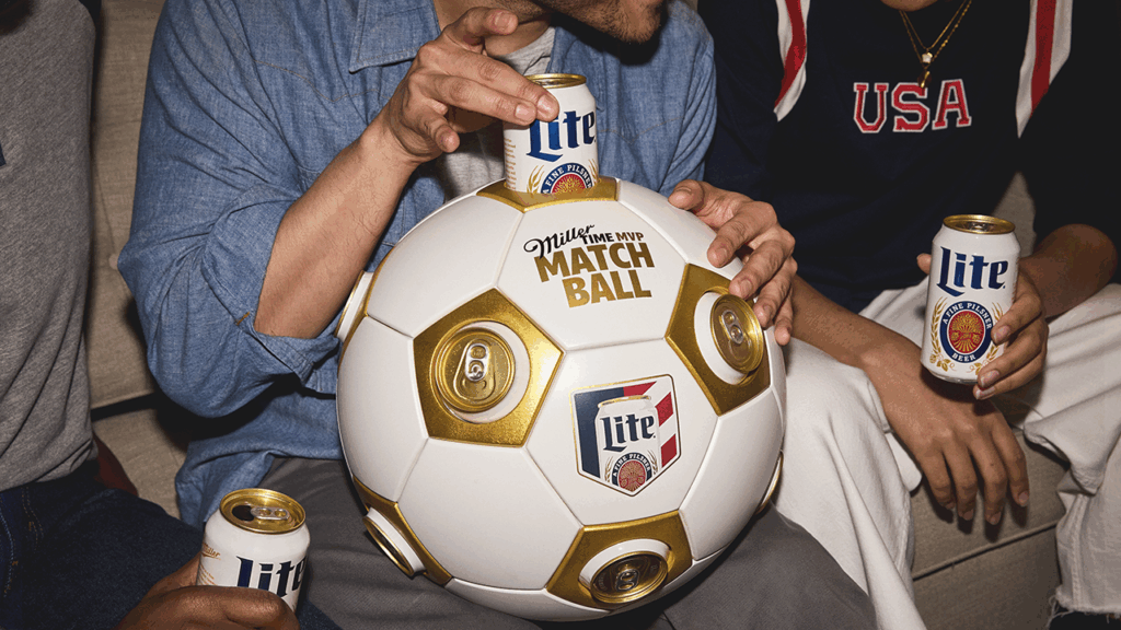 [Dificuldades e desafios] Copa do Mundo 2026 faz Miller Lite lançar “bola-geladeira” e acende disputa por consumidores de cerveja