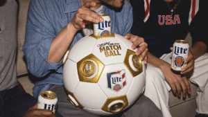 Copa do Mundo 2026 faz Miller Lite lançar “bola-geladeira” e acende disputa por consumidores de cerveja