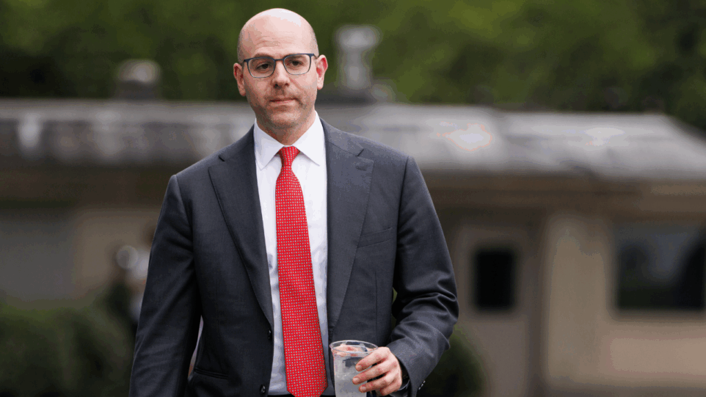 [Dificuldades e desafios] Mudança no comando do Fed: Stephen Miran renuncia e apoia Kevin Warsh como novo presidente