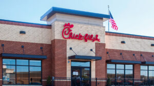 Processo trabalhista nos EUA põe foco em riscos ESG para franqueados da Chick-fil-A