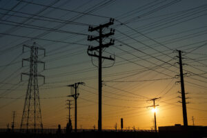 Aneel libera até R$ 5,5 bi para baratear conta de luz em 2026; desconto médio previsto de 4,5 %