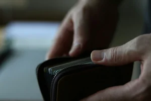 Endividamento das famílias vira risco estrutural, diz Kinea, que migra de consumo para utilities