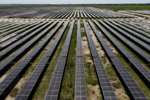 Energia solar e eólica ultrapassam gás natural e marcam nova fase no mercado global de eletricidade