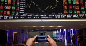 Ibovespa fecha em alta de 1,77% com respiro no petróleo; dólar volta a R$ 5