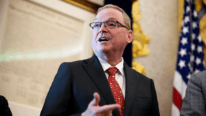 Tensão no Estreito de Ormuz: Kevin Hassett prevê alívio na inflação dos EUA com retomada do fluxo de petróleo