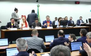 PEC da jornada de 40 horas avança na Câmara e põe custo das empresas no radar
