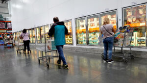 Recall de pão de queijo congelado liga alerta para investidores em Costco e cadeia de suprimentos nos EUA