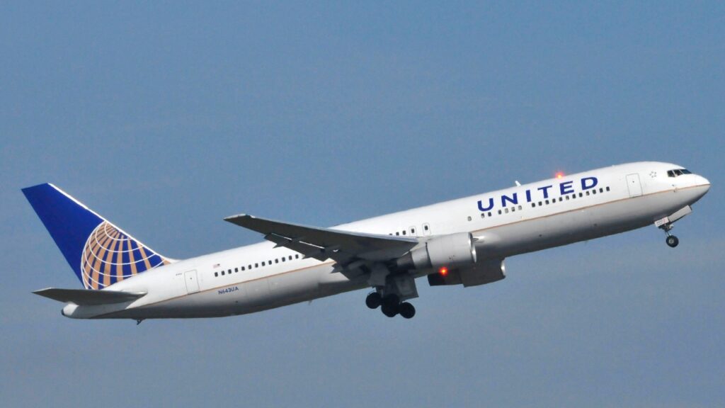 [Dificuldades e desafios] Incidente de segurança faz voo da United voltar e expõe custos extras que pressionam o setor aéreo