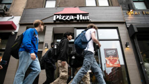 Yum Brands negocia venda da Pizza Hut para fundo LongRange Capital, aponta Reuters