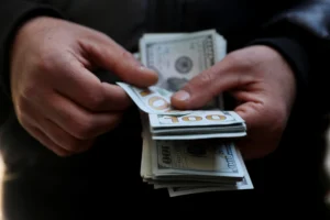 Janela para comprar dólar perto de R$ 5 fica estreita após alta puxada por juros nos EUA e risco eleitoral