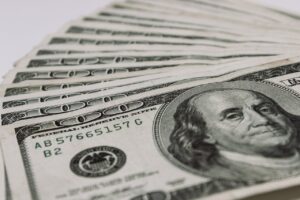 Dólar fecha semana acima de R$ 5,16 com payroll forte nos EUA e tensão geopolítica