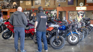 Pressão de ativista reacende debate sobre diretoria “woke” da Harley-Davidson e coloca ações HOG no radar